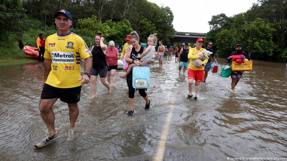 बाढ़ के कारण हजारों लोगों को घर छोड़कर जाना पड़ा