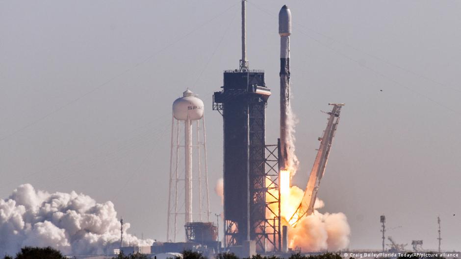 स्पेसएक्स का रॉकेट लॉन्च