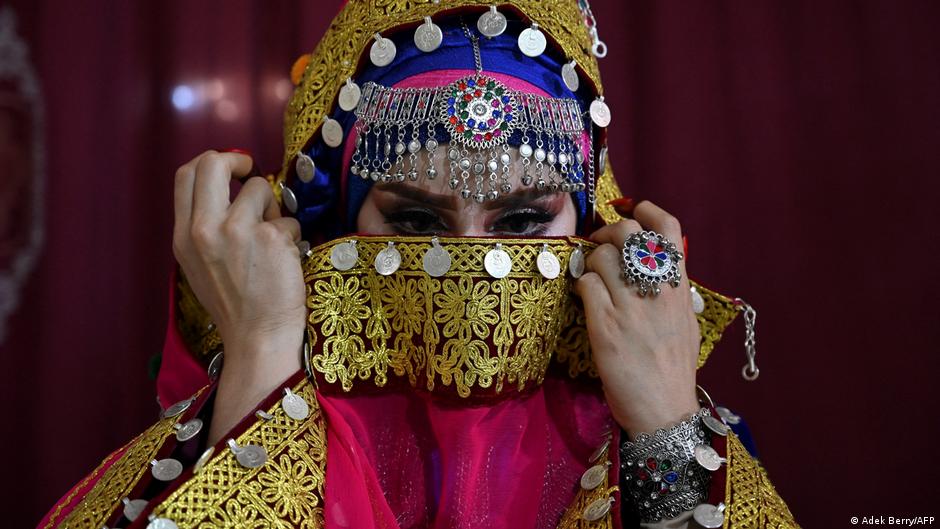 कुछ इलाकों में महिलाएं भी चादर के नीच टोपी पहनती हैं