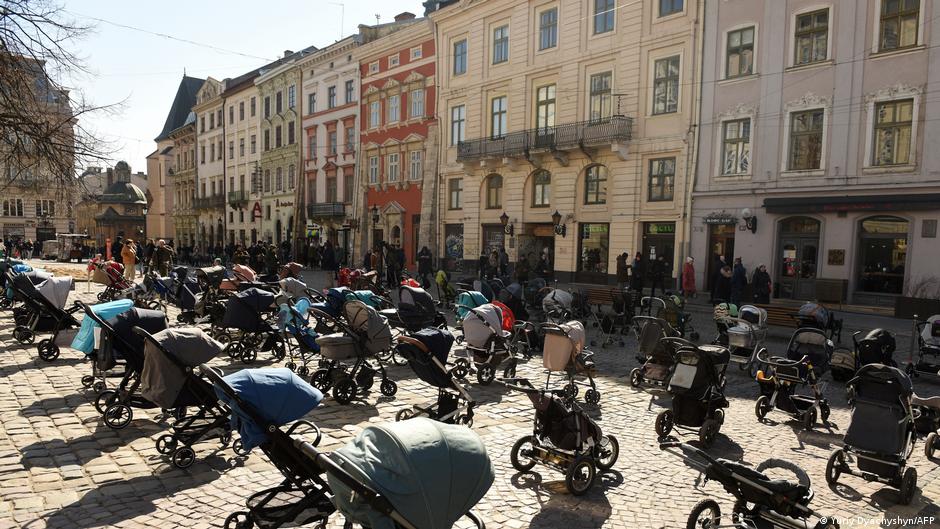 युद्ध की कीमत चुकाते मासूम बच्चे युद्ध की कीमत चुकाते मासूम बच्चे