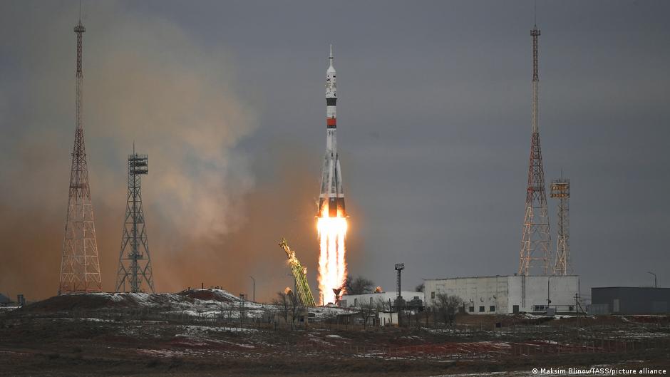 अंतरिक्ष यात्रियों को लाने और ले जाने के लिए इस्तेमाल होने वाले सोयूज श्रेणी के स्पेसक्राफ्ट रूस की बेहतरीन इंजीनियरिंग का उदाहरण है. अंतरिक्ष यात्रियों को लाने और ले जाने के लिए इस्तेमाल होने वाले सोयूज श्रेणी के स्पेसक्राफ्ट रूस की बेहतरीन इंजीनियरिंग का उदाहरण है.