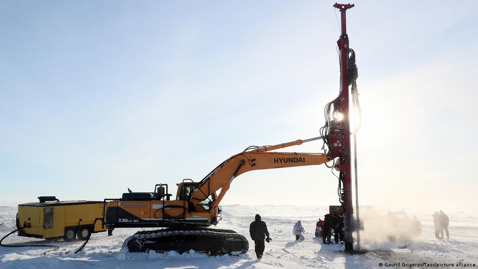 आर्कटिक महासागर में ड्रिलिंग करती रूसी मशीन. यह अभ्यास साल 2021 में रशियन जियोग्राफिकल सोसाइटी की एक अभियान के दौरान किया गया था. आर्कटिक महासागर में ड्रिलिंग करती रूसी मशीन. यह अभ्यास साल 2021 में रशियन जियोग्राफिकल सोसाइटी की एक अभियान के दौरान किया गया था.
