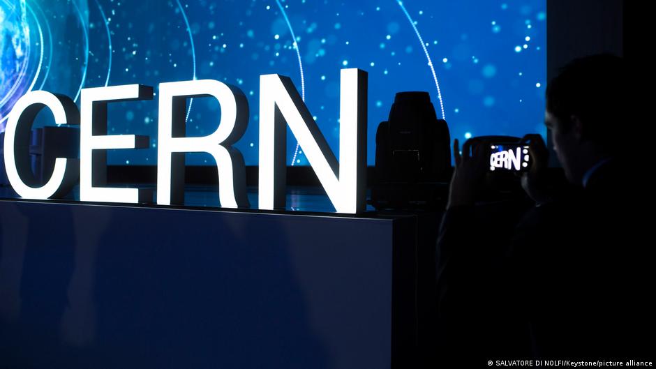 सीईआरएन की स्थापना 1954 में हुई थी. मकसद था न्यूक्लियर और पार्टिकल फिजिक्स के लिए यूरोप में एक विश्वस्तरीय प्रयोगशाला बनाना. सीईआरएन की स्थापना 1954 में हुई थी. मकसद था न्यूक्लियर और पार्टिकल फिजिक्स के लिए यूरोप में एक विश्वस्तरीय प्रयोगशाला बनाना.