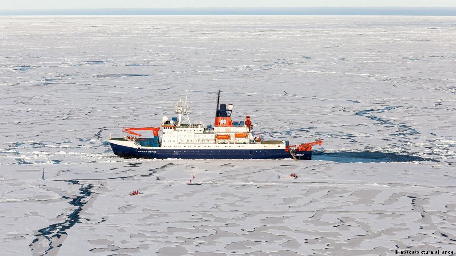 जर्मनी खोजी जहाज पोलरस्टर्न की तस्वीर. यह 25 अगस्त 2015 की तस्वीर है. मार्कुस रेक्स के नेतृत्व में एक खोजी अभियान आर्कटिक के मध्य हिस्से में गया था. इस मिशन की वापसी 12 अक्टूबर 2020 को हुई थी. जर्मनी खोजी जहाज पोलरस्टर्न की तस्वीर. यह 25 अगस्त 2015 की तस्वीर है. मार्कुस रेक्स के नेतृत्व में एक खोजी अभियान आर्कटिक के मध्य हिस्से में गया था. इस मिशन की वापसी 12 अक्टूबर 2020 को हुई थी.