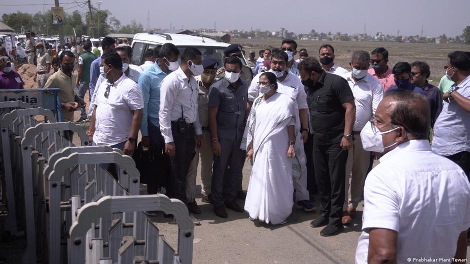 हिंसा में शामिल दोनों पक्ष ममता बनर्जी की पार्टी से जुड़े बताए जा रहे हैं. हिंसा में शामिल दोनों पक्ष ममता बनर्जी की पार्टी से जुड़े बताए जा रहे हैं.