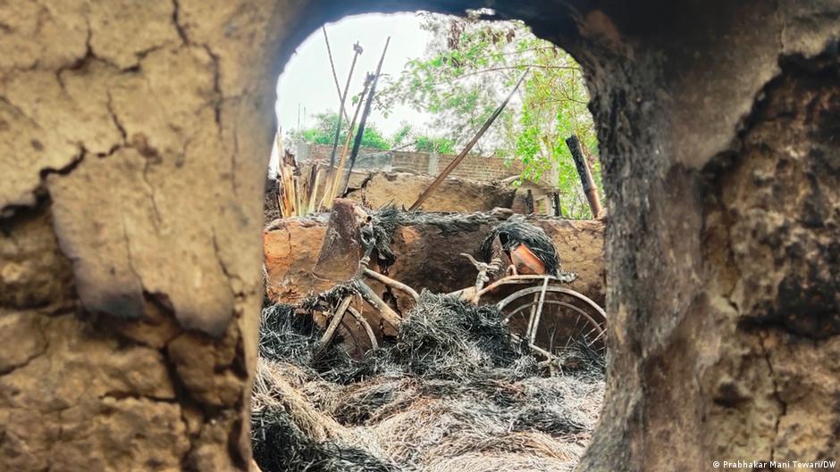 बीरभूम की हिंसा में जलाए गए घर बीरभूम की हिंसा में जलाए गए घर