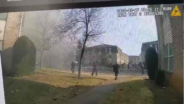 पहले बच्चे को बचावकर्मियों ने लपक लिया पहले बच्चे को बचावकर्मियों ने लपक लिया