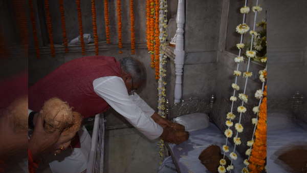 गुरु परिवार करता है गुरुगद्दी की अगुवाई,माथा टेककर उनका आशीर्वाद लेते हैं श्रद्धालु गुरु परिवार करता है गुरुगद्दी की अगुवाई,माथा टेककर उनका आशीर्वाद लेते हैं श्रद्धालु