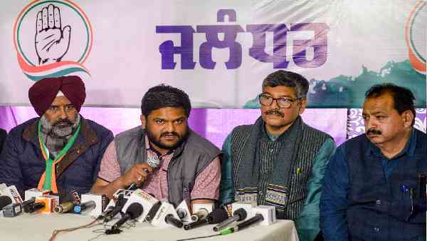 गुजरात कांग्रेस में क्या चल रहा है ?