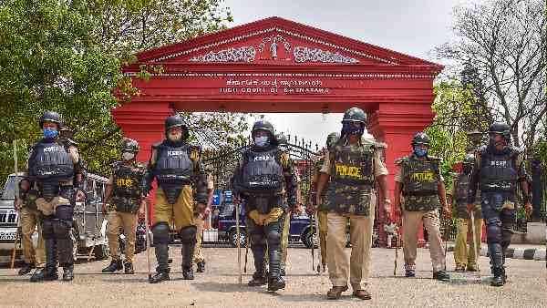 हाई कोर्ट ने हिजाब को इस्लाम का अनिवार्य हिस्सा नहीं माना