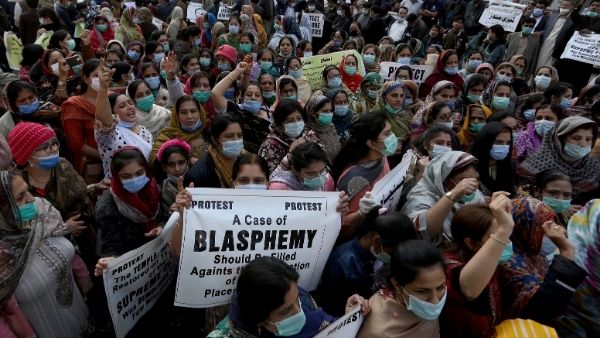 टारगेट पर होती हैं हिंदू लड़कियां टारगेट पर होती हैं हिंदू लड़कियां