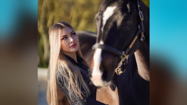 घोड़े की ये हरकत देख मॉडल हैरान घोड़े की ये हरकत देख मॉडल हैरान