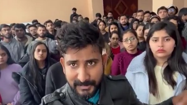 100 छात्रों के ग्रुप ने पीएम मोदी से मांगी मदद