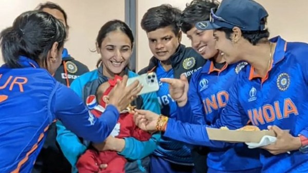 वायरल हो रही हैं भारतीय महिला टीम की दिल जीतने वाली तस्वीरें