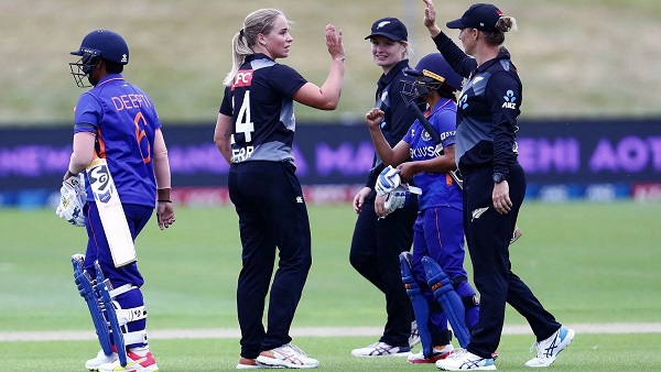 दो स्थान के लिये 3 टीमों में मुकाबला