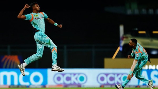 चमीरा ने पावरप्ले में बनाया दबाव