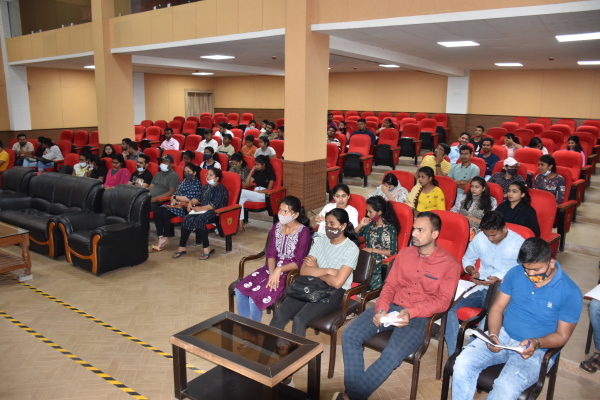 पुलिस ऑडिटोरियम में लगी क्लास