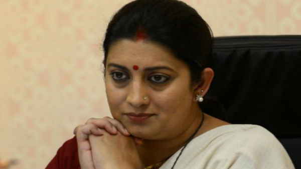 मंच पर इन दिग्गज नेताओं के बगल में स्‍मृति ईरानी को दी गई सीट 