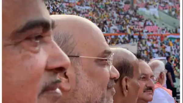 अपने खींची हुई फोटो को पेपर में छपा देख हैरान मायूस 