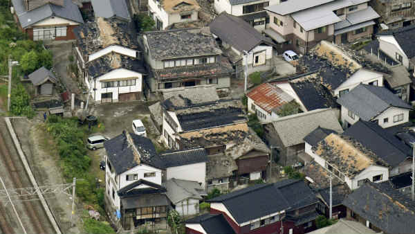 भूकंप आते ही घरों से बाहर निकले लोग 