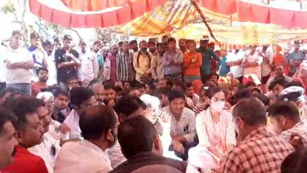 बाइक पर सवार होकर आए सूरत से