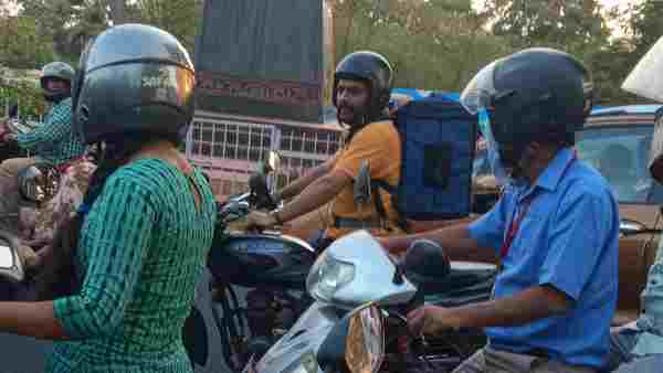 डिलीवरी बॉय की ड्रेस में स्पॉट हुए कपिल शर्मा डिलीवरी बॉय की ड्रेस में स्पॉट हुए कपिल शर्मा