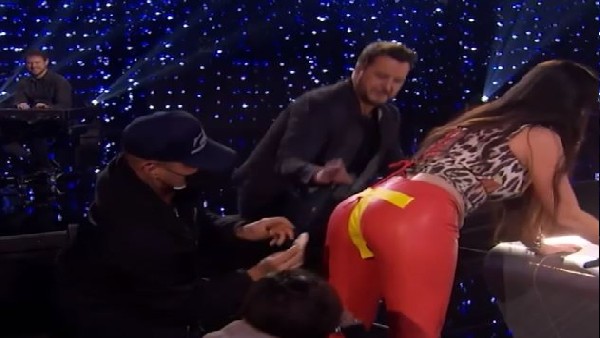 टेप चिपकाकर पूरी की परफॉर्मेंस, देखें Video