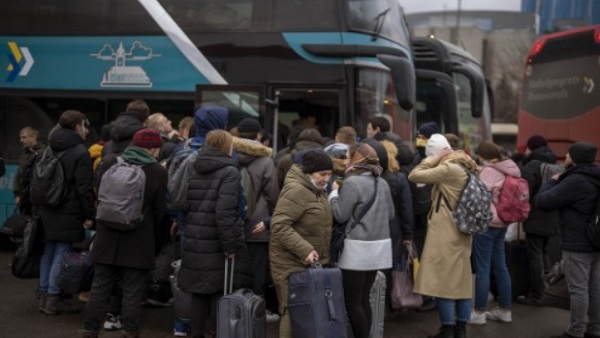 'महिला छात्रों को बालों से खींचा जा रहा है...'