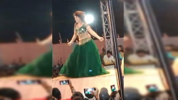 डांस अश्लील था तो वे उठकर चली जातीं