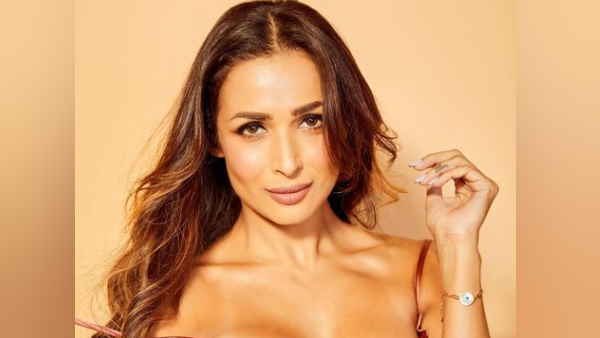 2.40 लाख का गाउन और 83 हजार की हाई हील्स