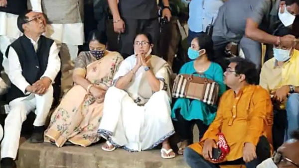 जब नाराज होकर घाट की सीढ़ियों पर बैठीं ममता