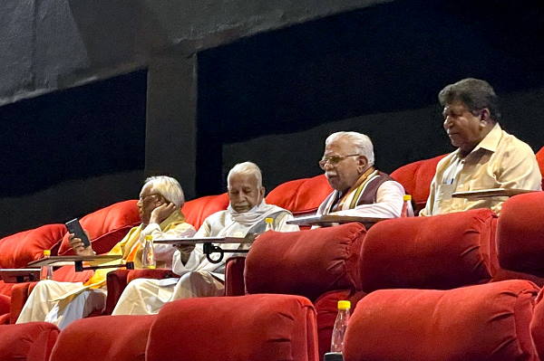 खट्टर बोले- मानवीय त्रासदी को किया बयां खट्टर बोले- मानवीय त्रासदी को किया बयां