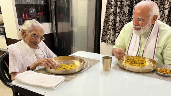 मां के साथ पीएम मोदी ने खाई खिलड़ी 
