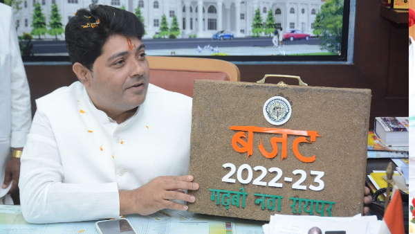 गोबर से बना ब्रीफकेस बना बजट की पहचान 
