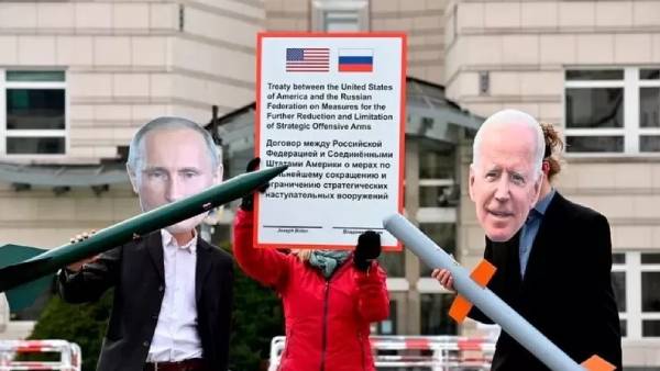 Russia or America Who has the most weapons in world ? Russia or America Who has the most weapons in world ?