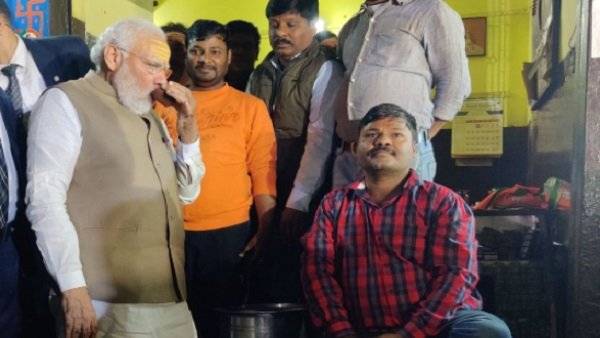 एक चाय वाला गुजरात का, एक चाय वाला बनारस का