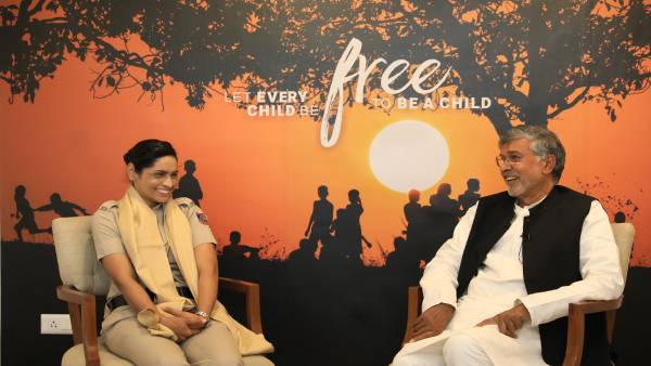 womens day kailash satyarthi honored police constable sunita and e rickshaw driver brahmbhatt womens day kailash satyarthi honored police constable sunita and e rickshaw driver brahmbhatt