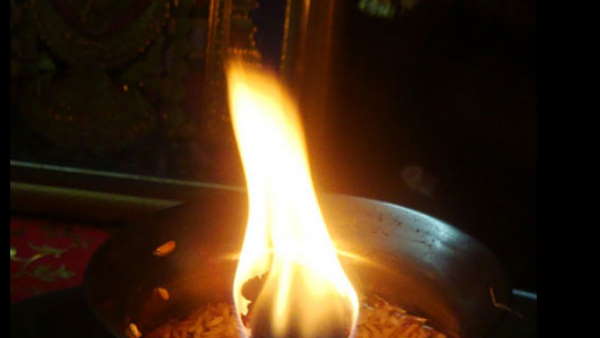 अपने आप जल उठती है ज्योति 