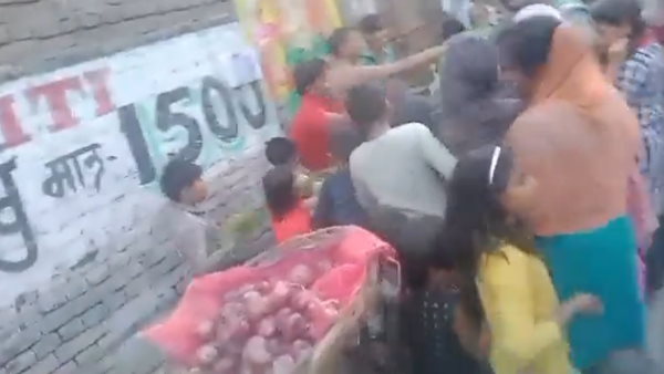 ठेले पर लग गई लोगों की भीड़, सब्जी वाले ने रसगुल्ले भी बांटे