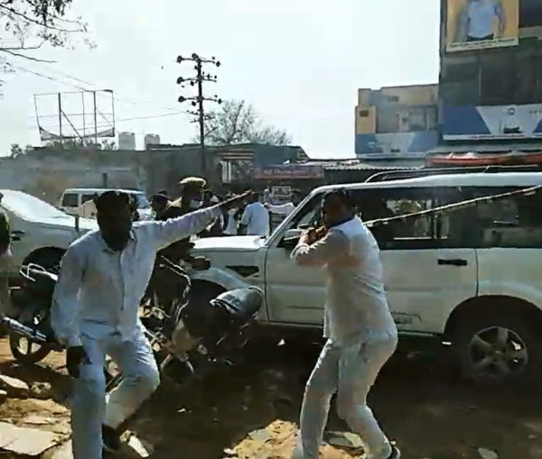 उनकी गाड़ी के सामने आ गए और काले झंडे दिखाने लगे