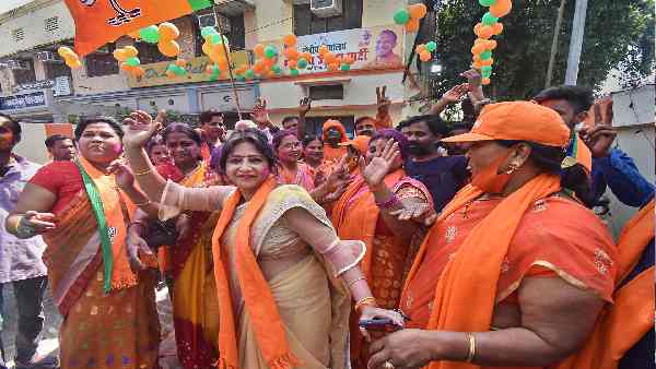 'दलबदलुओं की कोई विचारधारा नहीं'