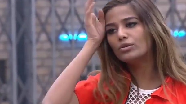 मुझे बचा लो कैमरे के सामने उतार दूंगी टीर्शट..