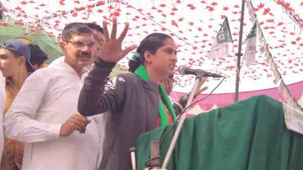 टिकैत की महापंचायत में अभद्रता से चर्चाओं में आईं
