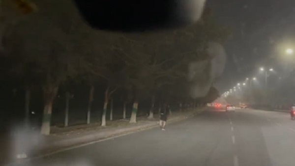 देर रात दौड़ते हुए घर जाते हैं प्रदीप देर रात दौड़ते हुए घर जाते हैं प्रदीप