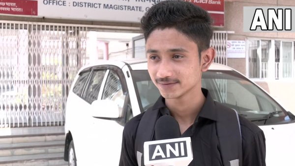 नोएडा के डीएम ने की प्रदीप से मुलाकात