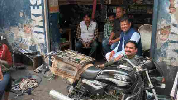 भाई अभी भी करते हैं स्कूटर की रिपेयरिंग