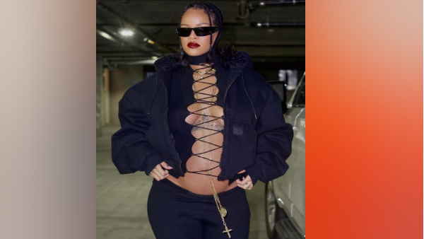 टांसपेरेंट ड्रेस में बेहद कान्फीडेन्ट नजर आई टांसपेरेंट ड्रेस में बेहद कान्फीडेन्ट नजर आई