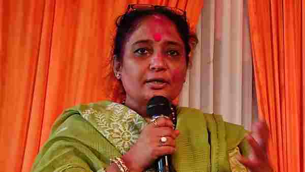 कौन हैं ऋतु खंडूरी