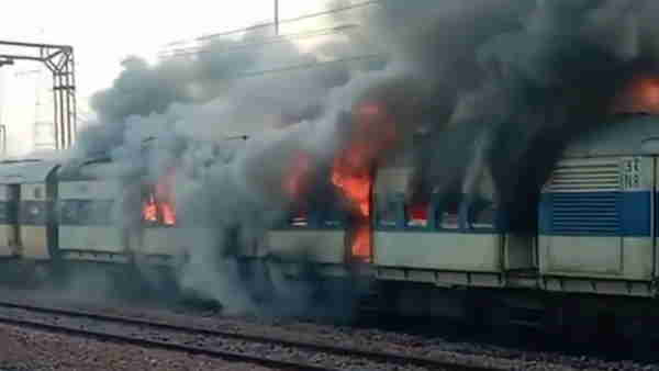 Meerut: Saharanpur-Delhi passenger train become burning Meerut: Saharanpur-Delhi passenger train become burning