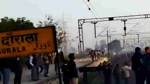 स्टेशन पर रुकते ही लग गई थी आग स्टेशन पर रुकते ही लग गई थी आग